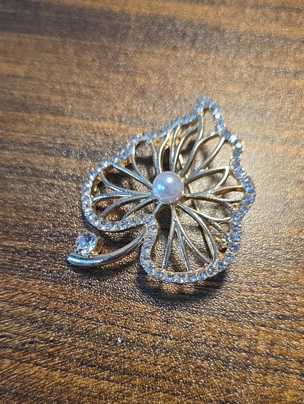 Sassified Boutique Nwt Golden Crystal & Pearl Floral Brooch